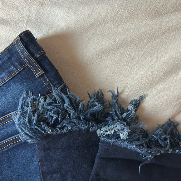 Lucky & Blessed women’s frayed jeans size 6 like new - Picture 2 of 4
